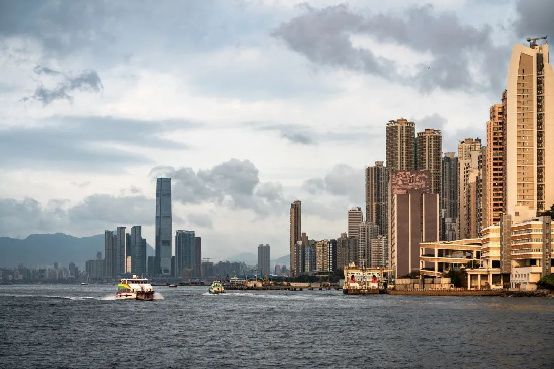 又走6萬人！香港移居潮持續(xù)！內(nèi)地卻拼命搶香港身份？